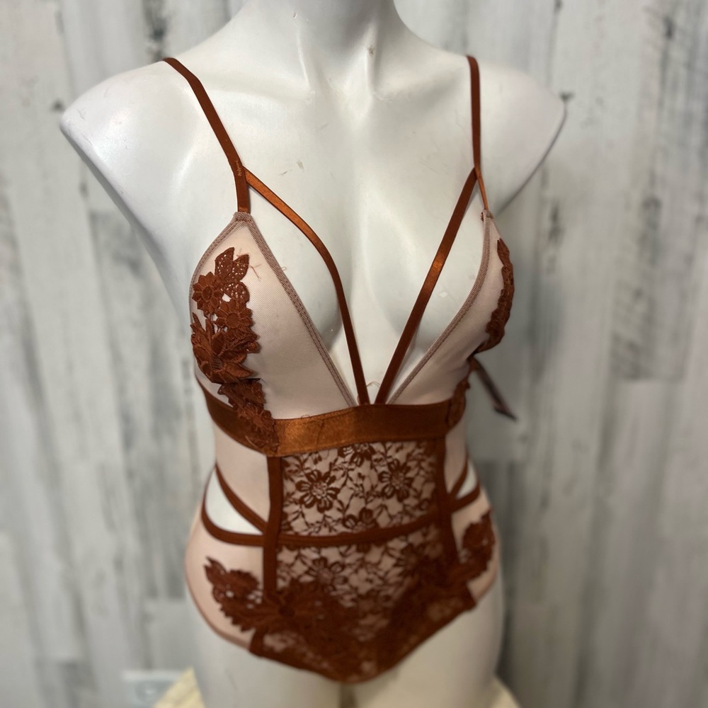 Lingerie - Picture 5 of 8
